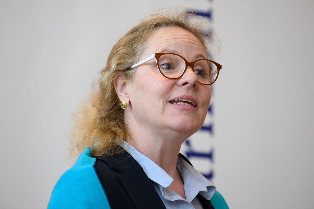 Frauke Roth, Intendantin der Dresdner Philharmonie, spricht im Kulturpalast.