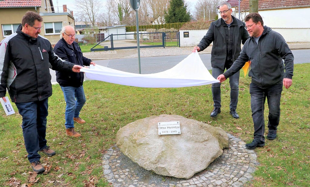 Der Gedenkstein wird enthüllt von (v.l.) Thomas Finke und Wolfgang Donath vom Verein für Heimatgeschichte und Denkmalpflege, von Annaburgs Bürgermeister Stefan Schmidt und Ortsbürgermeister Michael Müller.