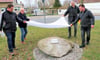 Der Gedenkstein wird enthüllt von (v.l.) Thomas Finke und Wolfgang Donath vom Verein für Heimatgeschichte und Denkmalpflege, von Annaburgs Bürgermeister Stefan Schmidt und Ortsbürgermeister Michael Müller. 