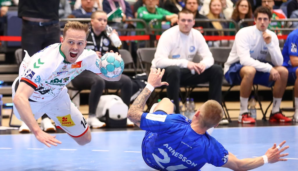 Omar Ingi Magnusson fliegt auf das Tor des Bergischen HC zu und erzielt eines seiner insgesamt 13 Tore für den SC Magdeburg.