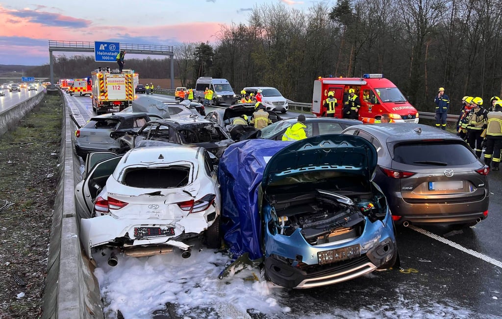 Mehrere Fahrzeuge stehen nach der Massenkarambolage teils stark beschädigt an der Unfallstelle.