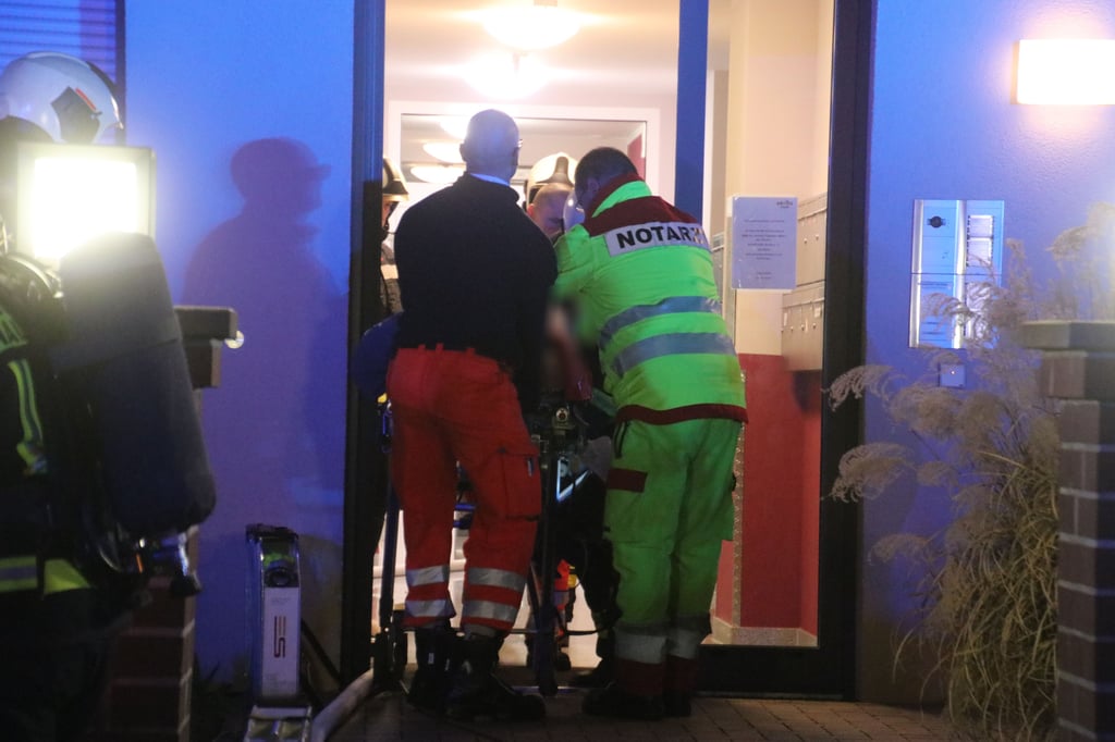 Einsatz für die Feuerwehr in Halle: Ein Mensch wurde schwer verletzt aus der Brandwohnung gerettet und dem Notarzt übergeben. Später erlag die 80-Jährige ihren Verletzungen. 