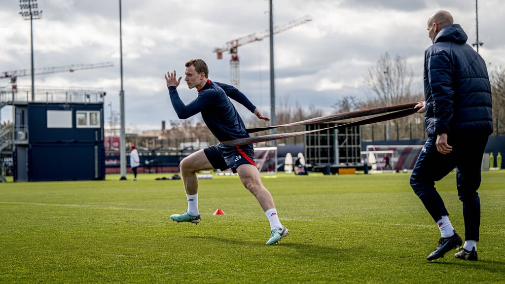 Lukas Klostermann beim Individualtraining mit Athletiktrainer Robert Friedrich vor knapp zwei Wochen.