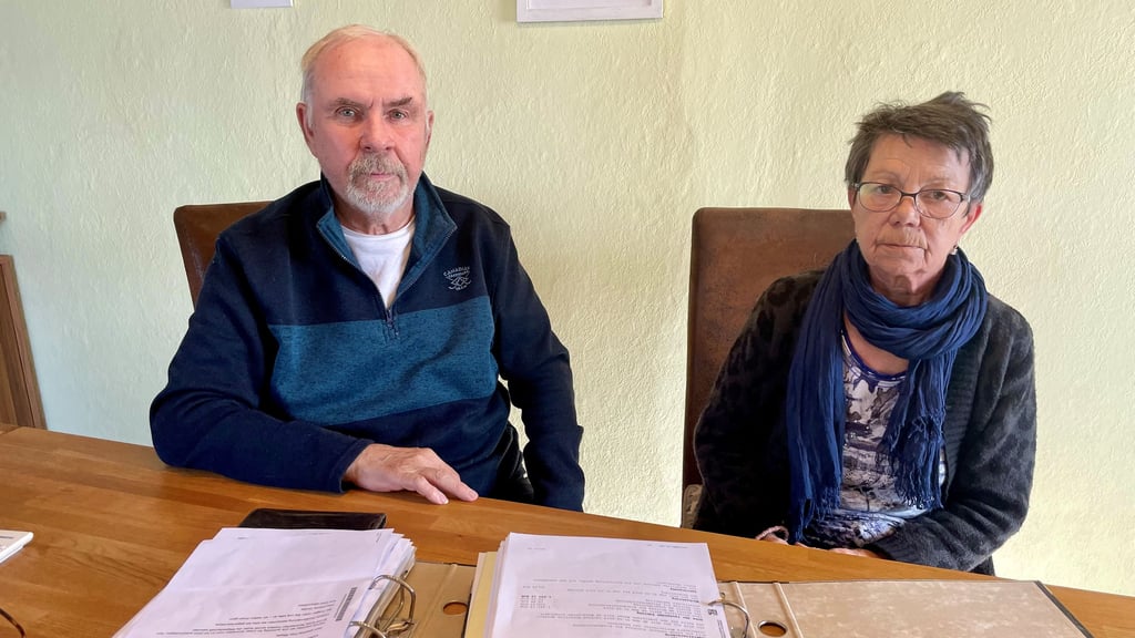 Georg und Christa Meyer aus Schönebeck vor den Akten.