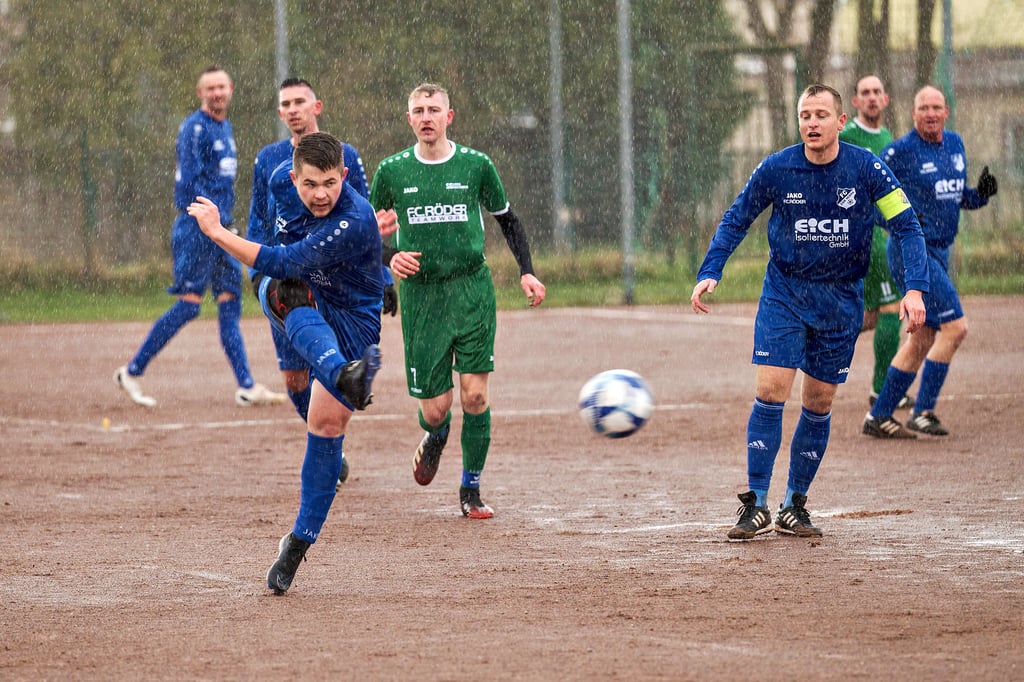In der Anfangsphase der Kreisliga-Partie in Nebra regnet es noch in Strömen – hier zieht ZWK-Akteur Leon Bölke ab.