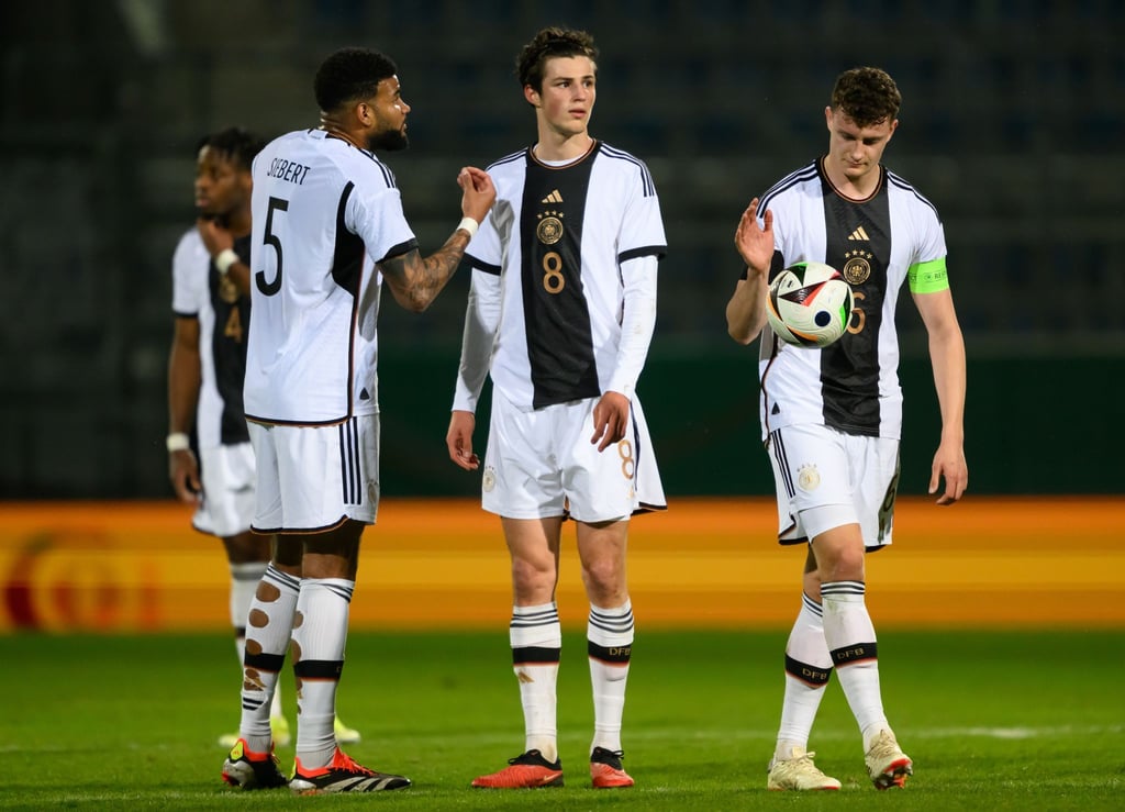 Deutschlands Bright Akwo Arrey-Mbi (l-r), Jamil Siebert, Merlin Röhl und Eric Martel auf dem Feld.