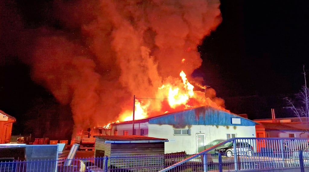 Flammen schlugen in den Nachthimmel: Im Kanenaer Weg brannte eine Lagerhalle bis auf die Grundmauern nieder.