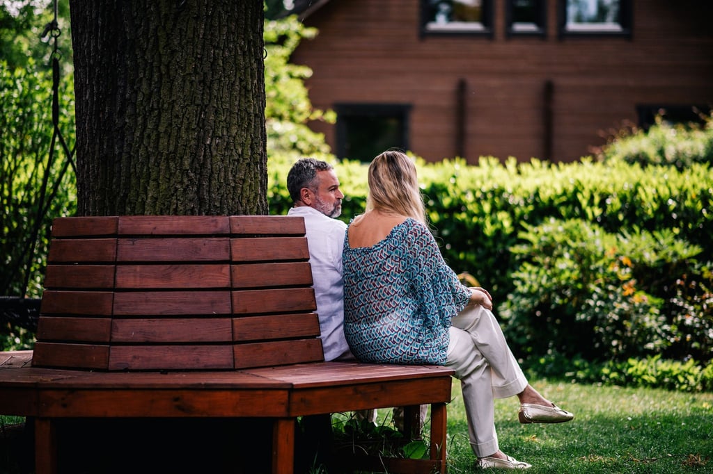 Um die Leere im Leben auszufüllen, halten Männer nach dem Verlust der Partnerin häufig recht schnell Ausschau nach einer neuen Partnerin.
