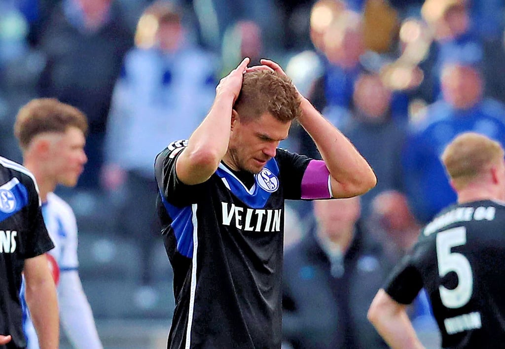 Ein Sinnbild im nervenaufreibenden Abstiegskampf: Schalkes Simon Terodde nach der 2:5-Niederlage bei Hertha BSC.