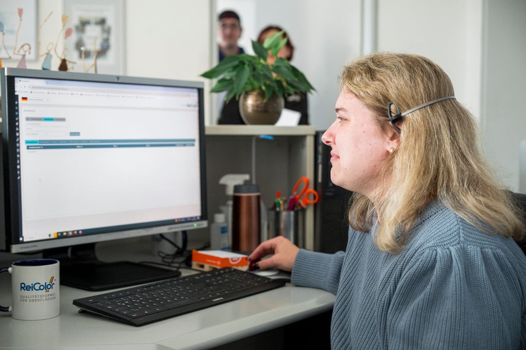 Eva Lenz arbeitet am Empfang der ReiColor Chemie-GmbH.