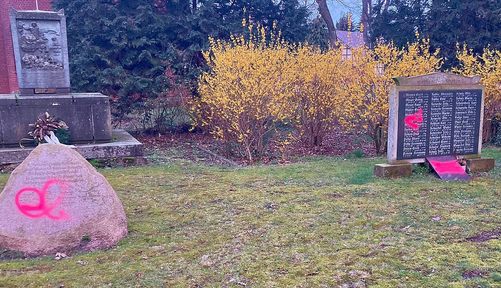 Die Gedenktafeln und der Feldstein wurden in Kunrau von Unbekannten mit Farbe besprüht. Ortsbürgermeister Frank Bartels hat bereits Anzeige bei der Polizei erstattet und hofft auf Hinweise aus der Bevölkerung.