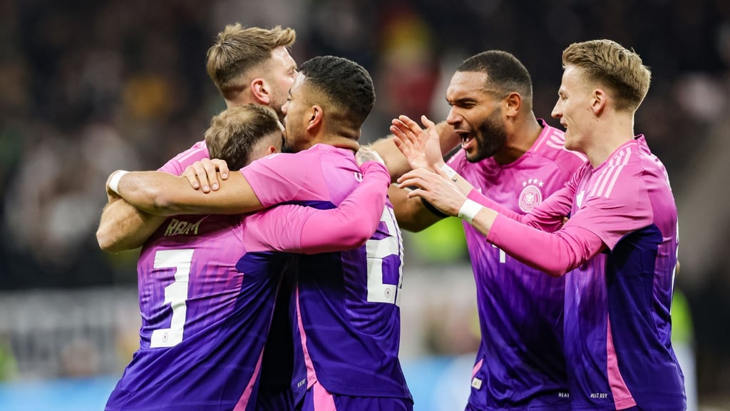 Jubel beim deutschen Team, RB-Profi Benny Henrichs (3.v.r.) mittendrin.