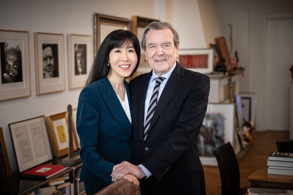 Gerhard Schröder (SPD, Bundekanzler von 1998 bis 2005), steht mit seiner Frau Kim Soyeon in seiner Kanzlei.