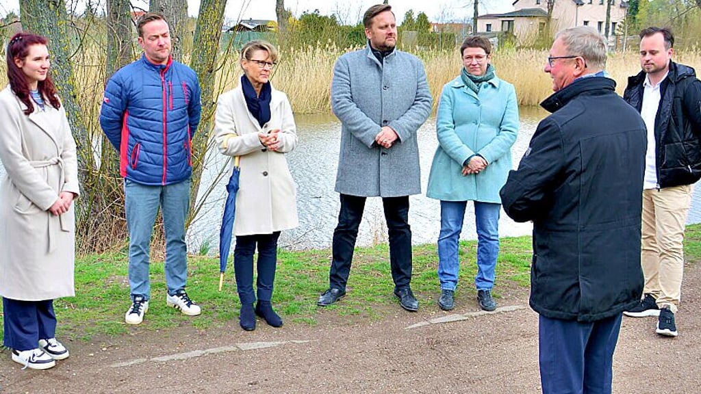 Oberbürgermeister Armin Schenk (2.v.r.) begrüßt die Brunnenpaten.