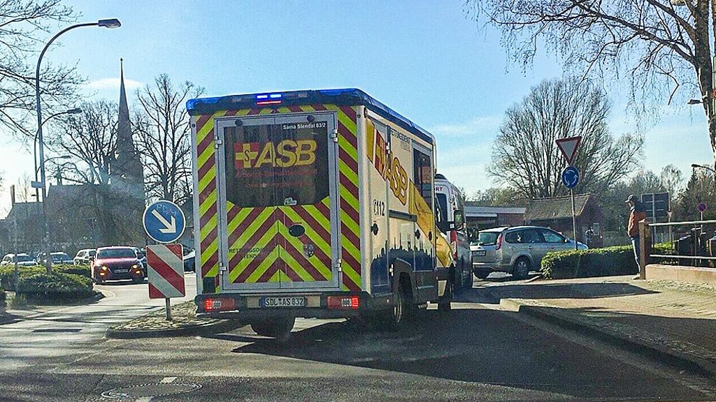 Jede Minute zählt, doch der Rettungswagen des ASB steht vor dem Kreisverkehr Uenglinger Tor in Stendal im Stau.