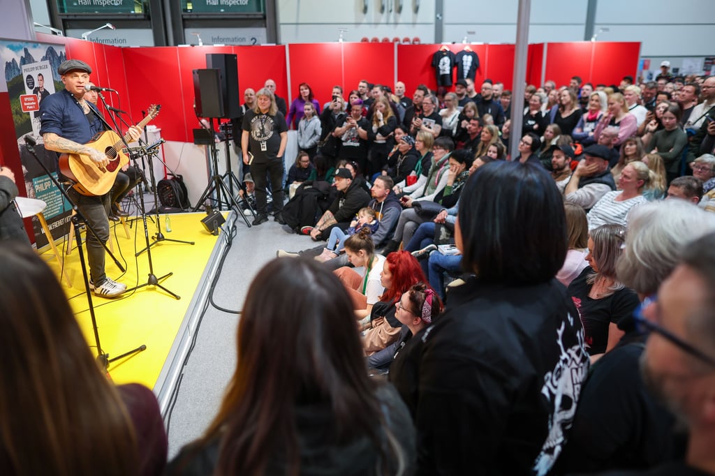 Philipp Burger, Südtiroler Sänger und Gitarrist, singt während seiner Buchvorstellung auf der Leipziger Buchmesse.