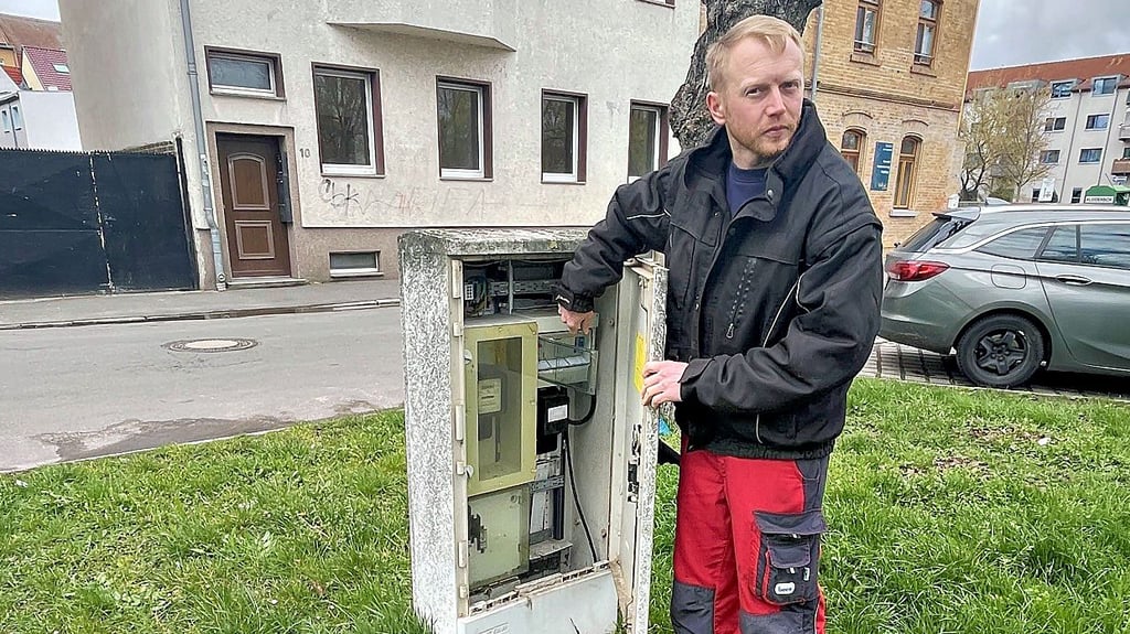 Patrick Richter von der Firma Pumpen- und Wassertechnik setzt per Knopfdruck die Fontäne im Großen Teich in Gang.