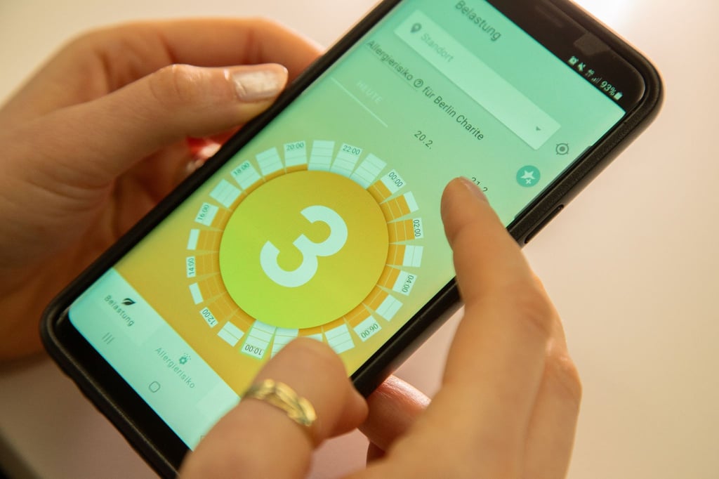 Mit Apps wie Pollen+ können Nutzer personalisierte Pollenflugvorhersagen erhalten und ihre Allergiesymptome basierend auf den gemeldeten Pollendaten verwalten.