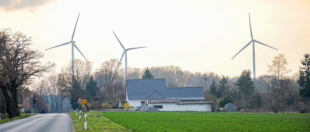 Windräder (wie hier bei Bornsen) werden nach der Festlegung neuer Vorranggebiete vielerorts das Landschaftsbild prägen. Ein Mindestabstand zur Wohnbebauung von 1.000 Metern muss allerdings eingehalten werden.