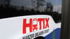 Auf einem Bus steht Werbung für das Hatix, ein Busticket im Harz.