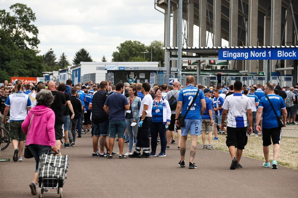 Die Parksituation bei Heimspielen des 1. FC Magdeburg sorgte für viele Falschparker. Dagegen ist die Stadt nun vorgegangen.