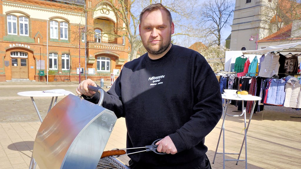 Dominik Kroggel hat sich zwei Standbeine geschaffen: die „Futterkrippe“ mit Feldküche und Catering, zum andern „Predatorprint“ für alles, was man bedrucken lassen kann.
