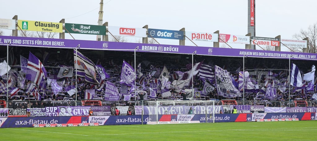 Osnabrücks Fans schwenken ihre Fahnen. VfL Osnabrück legt Einspruch gegen Strafe des DFB ein.
