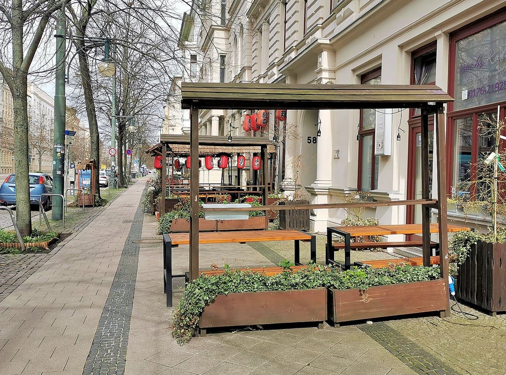 Fast zwei Drittel des Fußweges wie hier in der Otto-von-Guericke-Straße Ecke Keplerstraße sind belegt. Die Außengastro einiger Restaurants und Bars nimmt mehr Platz in Anspruch als genehmigt. Das ergab eine Kontrolle der Stadt.