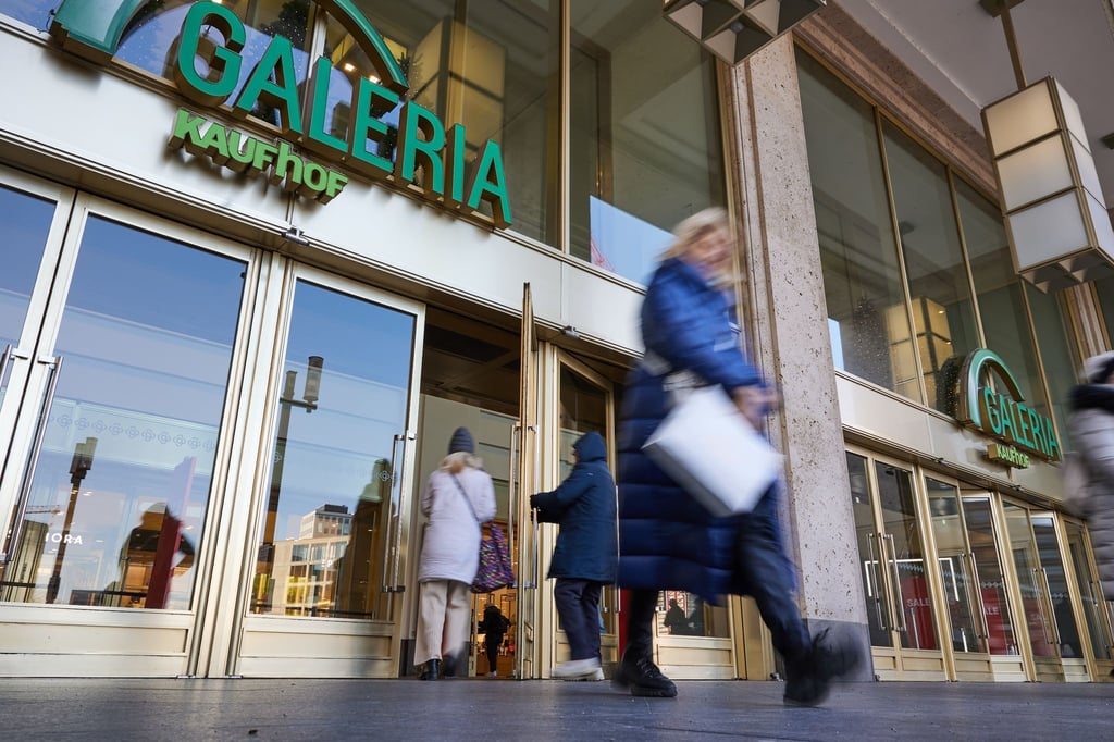 Auch wenn ein Großteil der Filialen bleiben sollte, müssten viele der insgesamt 12.800 Galeria-Beschäftigten um ihren Job bangen.
