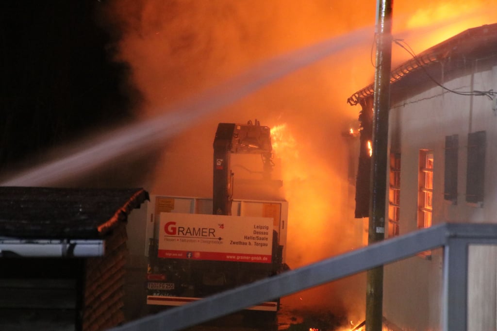 In Halle ist ein Gebäude abgebrannt. Auch ein Lkw brannte vollständig aus.