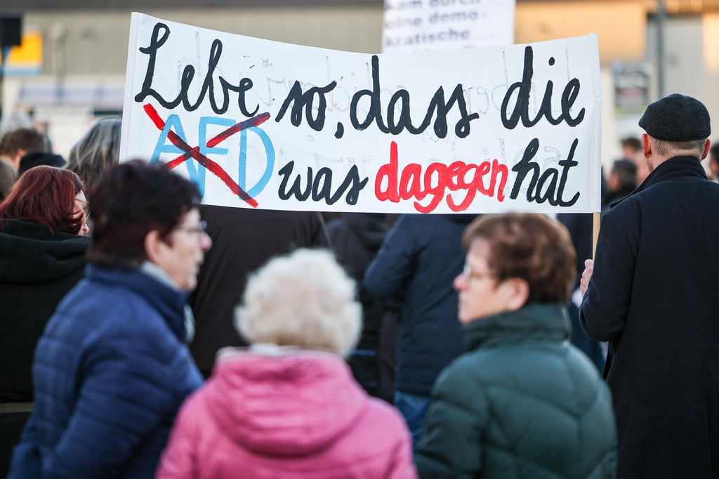 In Bad Bibra demonstrieren 250 Menschen gegen eine Kundgebung der AfD, die gleichzeitig mit rund 180 Teilnehmern durch die Stadt zieht.