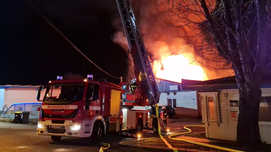 Großeinsatz für die Feuerwehr Halle: Die Lagerhalle stand im Vollbrand: Auch eine Drehleiter war im Einsatz.