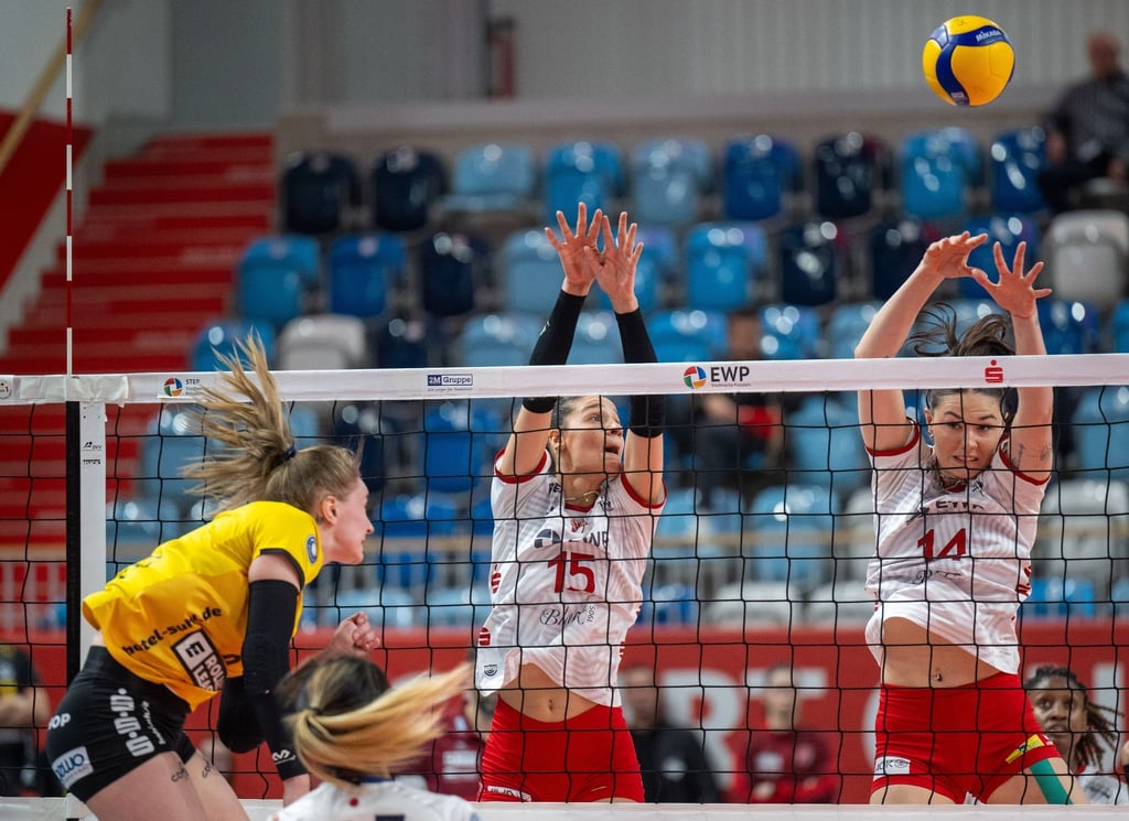 Potsdams Raquel Lazaro (M) und Anastasia Cekulaev springen zum Block hoch.