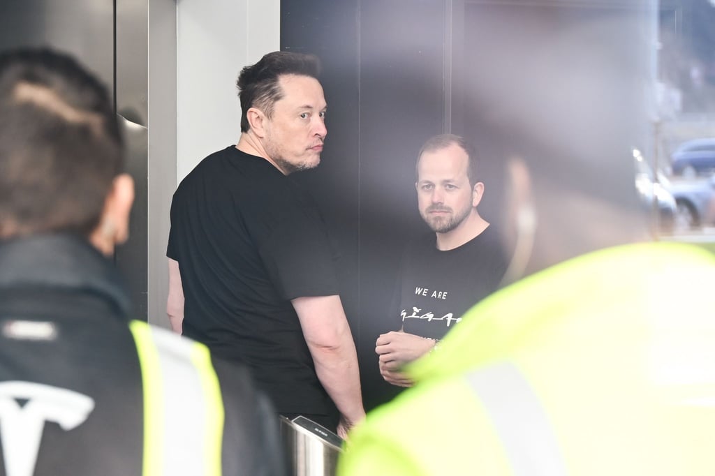 Tesla-Chef Elon Musk (l) und André Thierig, Werksleiter der Tesla Gigafactory Berlin Brandenburg, gehen durch die Tesla Gigafactory Berlin-Brandenburg.