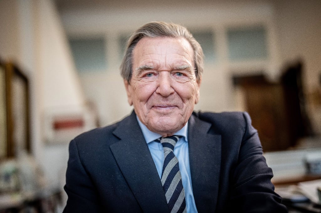 Gerhard Schröder (SPD), Bundeskanzler von 1998 bis 2005, aufgenommen in seiner Kanzlei.