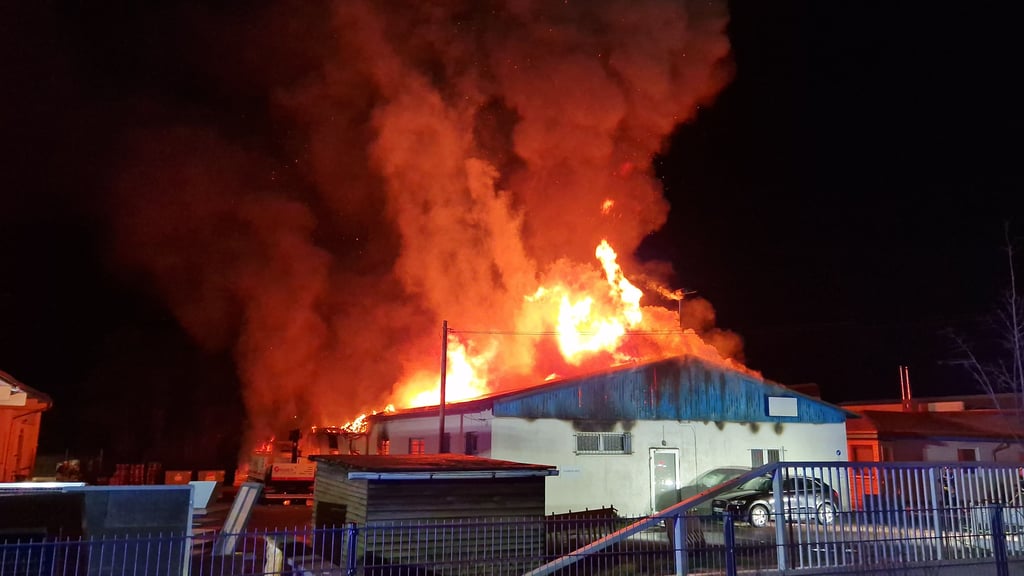 Großeinsatz für die Feuerwehr am frühen Morgen: Eine Lagerhalle im Kanenaer Weg in Halle stand im Vollbrand.