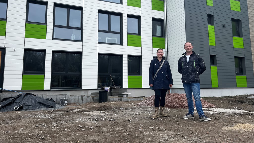 Samantha Pfeiffer und Thomas Hänsch kontrollieren regelmäßig die voranschreitenden Arbeiten im Boardinghouse in Peißen.
