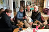 Nancy Schulz (links) vom Tierschutzverein Pfotenhilfe (links) mit drei Hunden zu Besuch im Zentrum für Soziale Psychatrie .