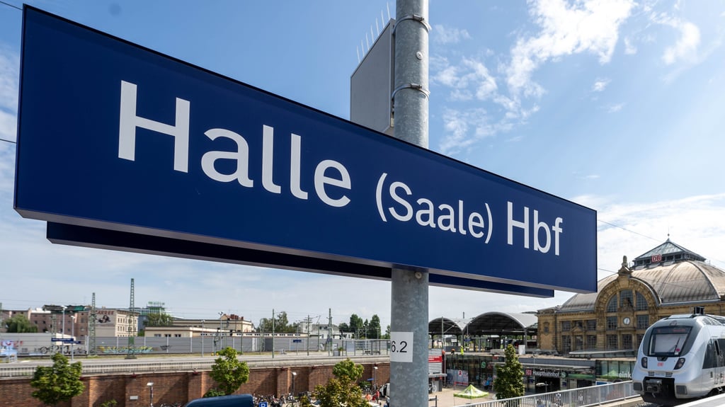 Eine Frau soll im Bahnhof Halle angespuckt worden sein.