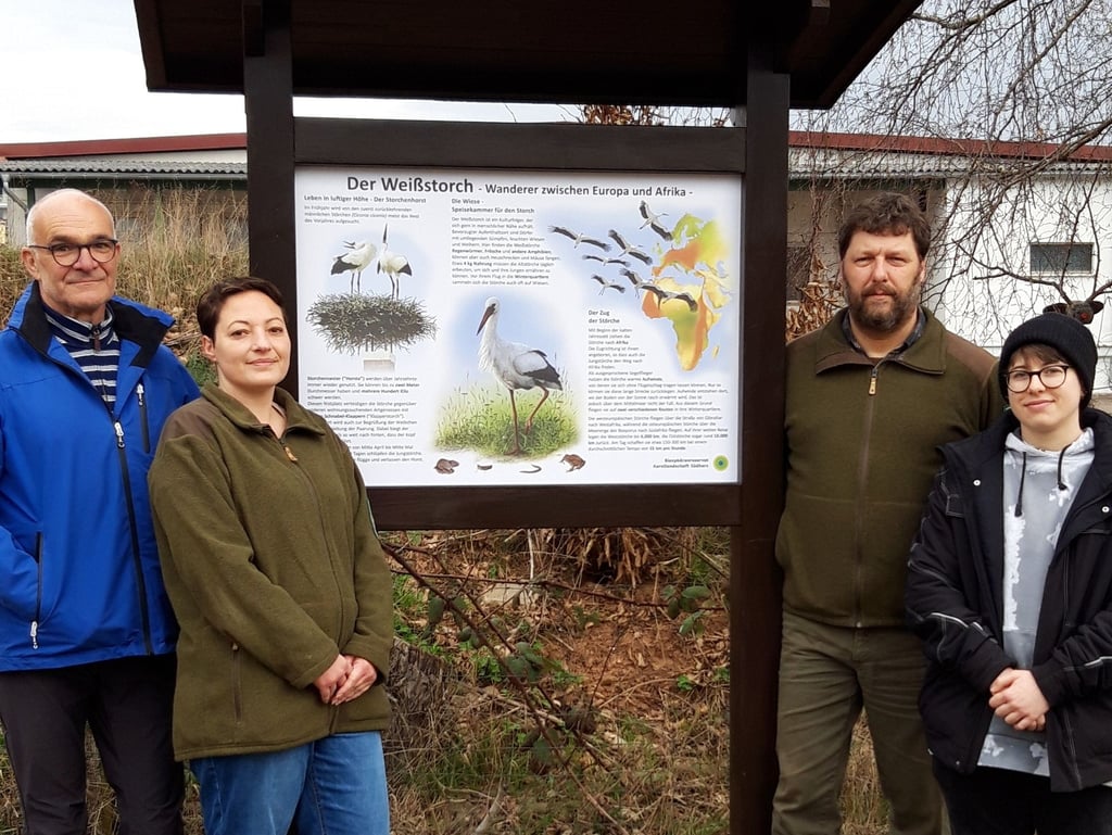 Gerd Heller freut sich über die Unterstützung durch das Team des Biosphärenreservats, unter anderem durch Luisa Bleek, Karsten Kühne und Sarah Scharf (v. l. n. r.).