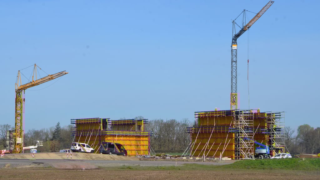 Die beiden Widerlager der künftigen L2-Brücke über die neue Autobahn 14 in Höhe Seehausen (Altmark) sind schon weithin zu sehen.