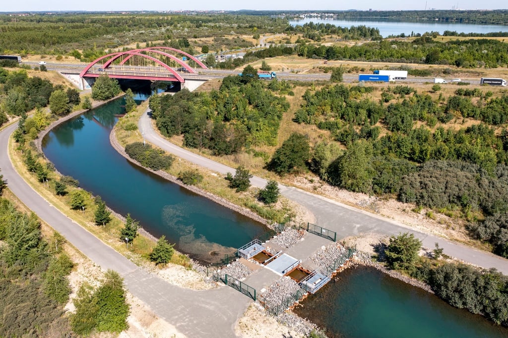 Blick auf den Störmthaler Kanal zwischen dem Markkleeberger See (hinten) und dem Störmthaler See.