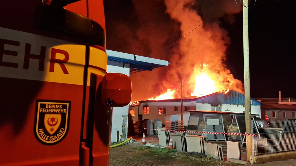 Die Berufsfeuerwehr Halle an der Einsatzstelle im Kanenaer Weg. Halle und Lkw brannten kompltt ab.