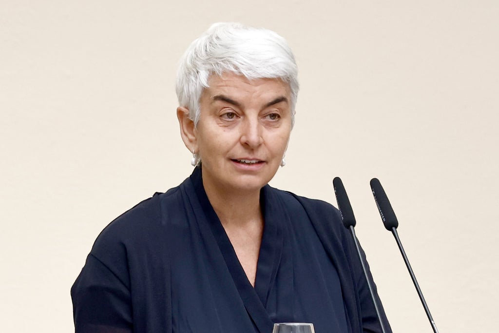 Hetty Berg spricht bei der Gedenkveranstaltung „70 Jahre Luxemburger Abkommen“ im Jüdischen Museum.