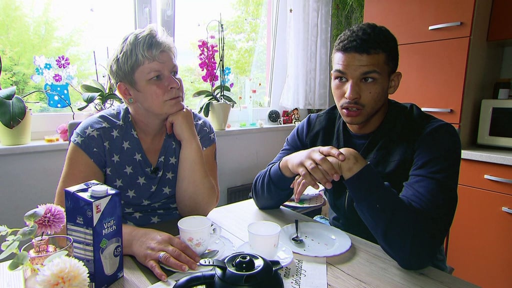 Emmanuel ist Rapper und macht eine Ausbildung zum Physiotherapeuten. Seine Mutter unterstützt ihn bei seiner musikalischen Karriere.