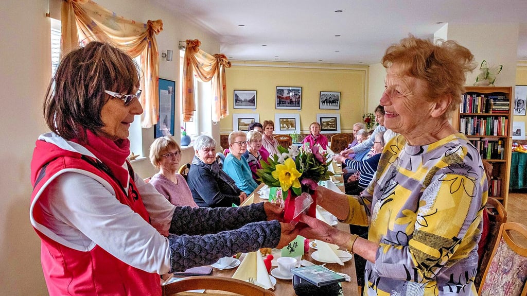 Seit 20 Jahren unterweist Bärbel Färber (links) Mitglieder eine Seniorengruppe im DRK-Gemeinwesenzentrum im Torhaus Piesteritz von Wittenberg in Tai-Chi – Qigong. In der Einrichtung engagiert ist auch Ursula Winkler (rechts).