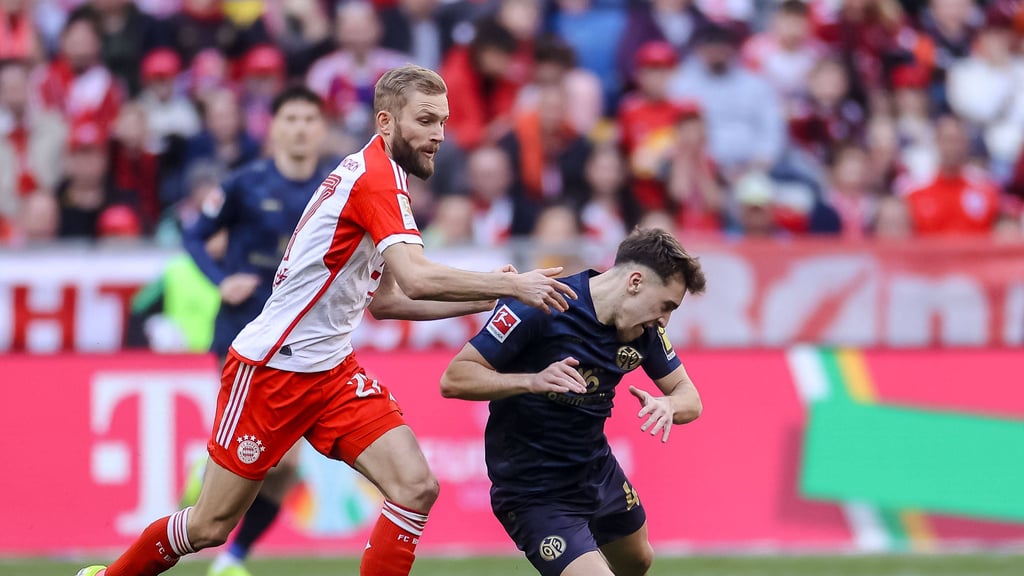Konrad Laimer (l.) bringt den Mainzer Brajan Gruda zu Fall.