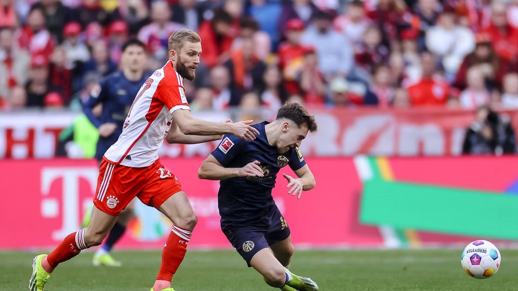 Konrad Laimer (l.) bringt den Mainzer Brajan Gruda zu Fall.