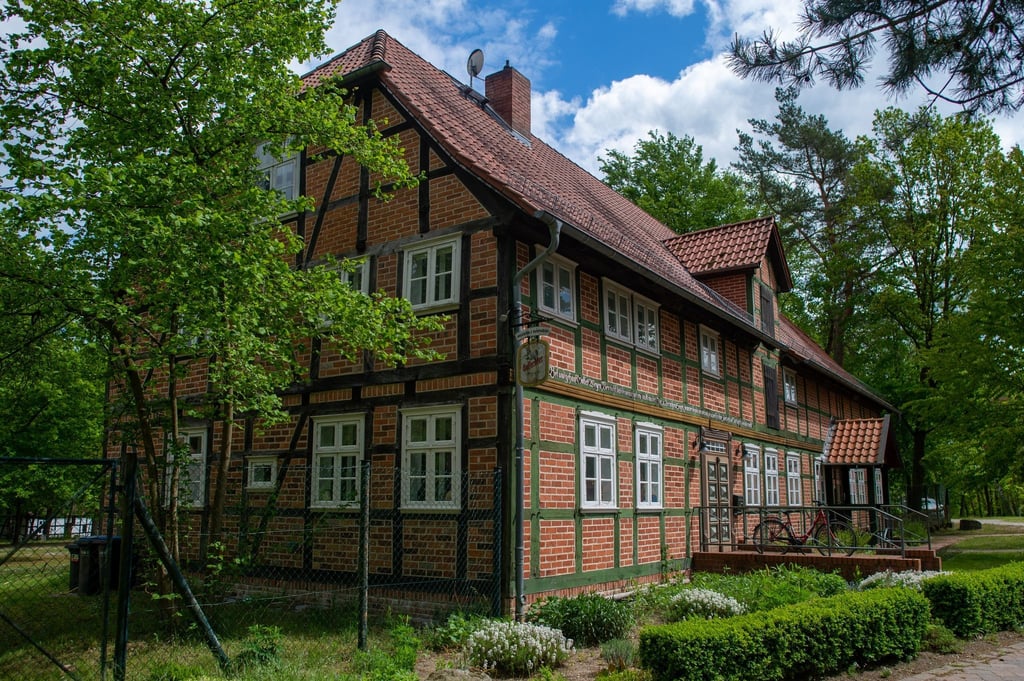 Der Dorfkrug aus Hilmsen (1830) im Freilichtmuseum Diesdorf, das Fachwerkhaus ist der Eingang zum Freilichtmuseum.