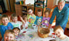 Kinder in der Kita in Klein Oschersleben färben Ostereier. 